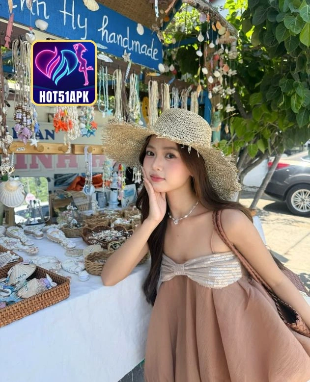 Emily Hawkins-HOT51APK
