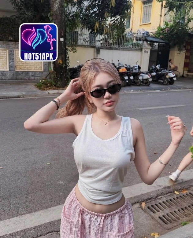 Isabella Collins-HOT51APK